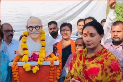 Diya Kumari offered flowers on the statue of Mahatma Gandhi in Jaipur