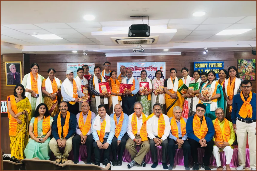 Gurus honored in the Guru Vandan student felicitation program Jaipur