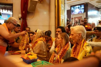 Jacqueline Fernandez visit siddivinayak temple