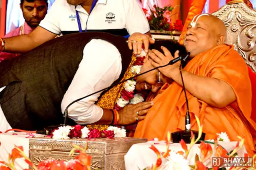 Jagadguru Rambhadracharya blessing to CM Bhajanlal